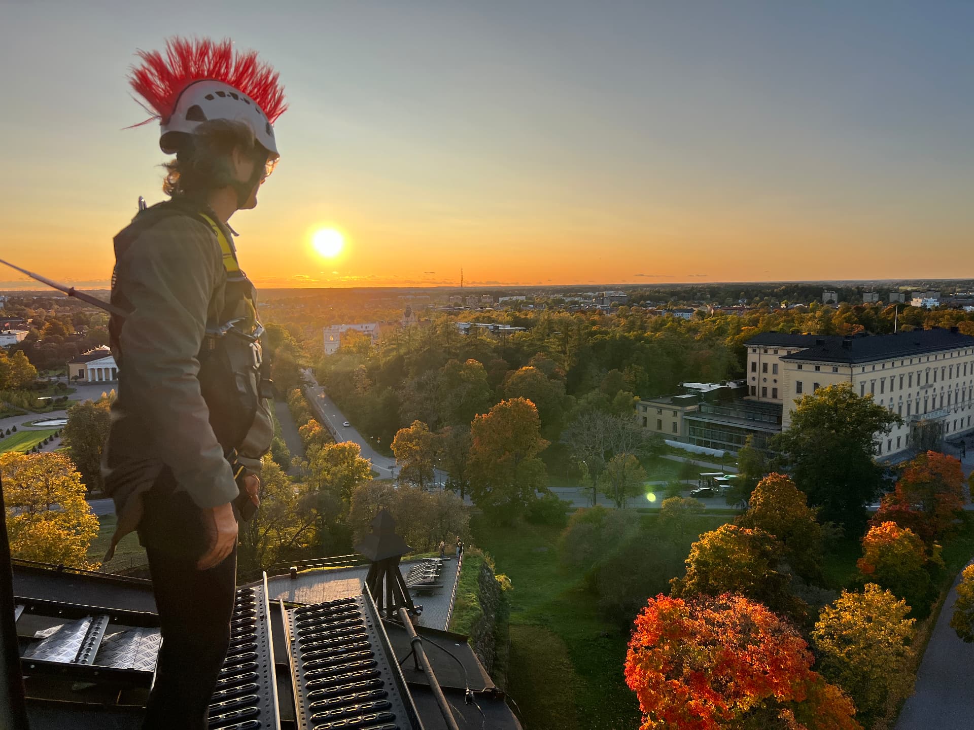 Gäst på takbryggan med utsikt över Uppsala i solnedgång