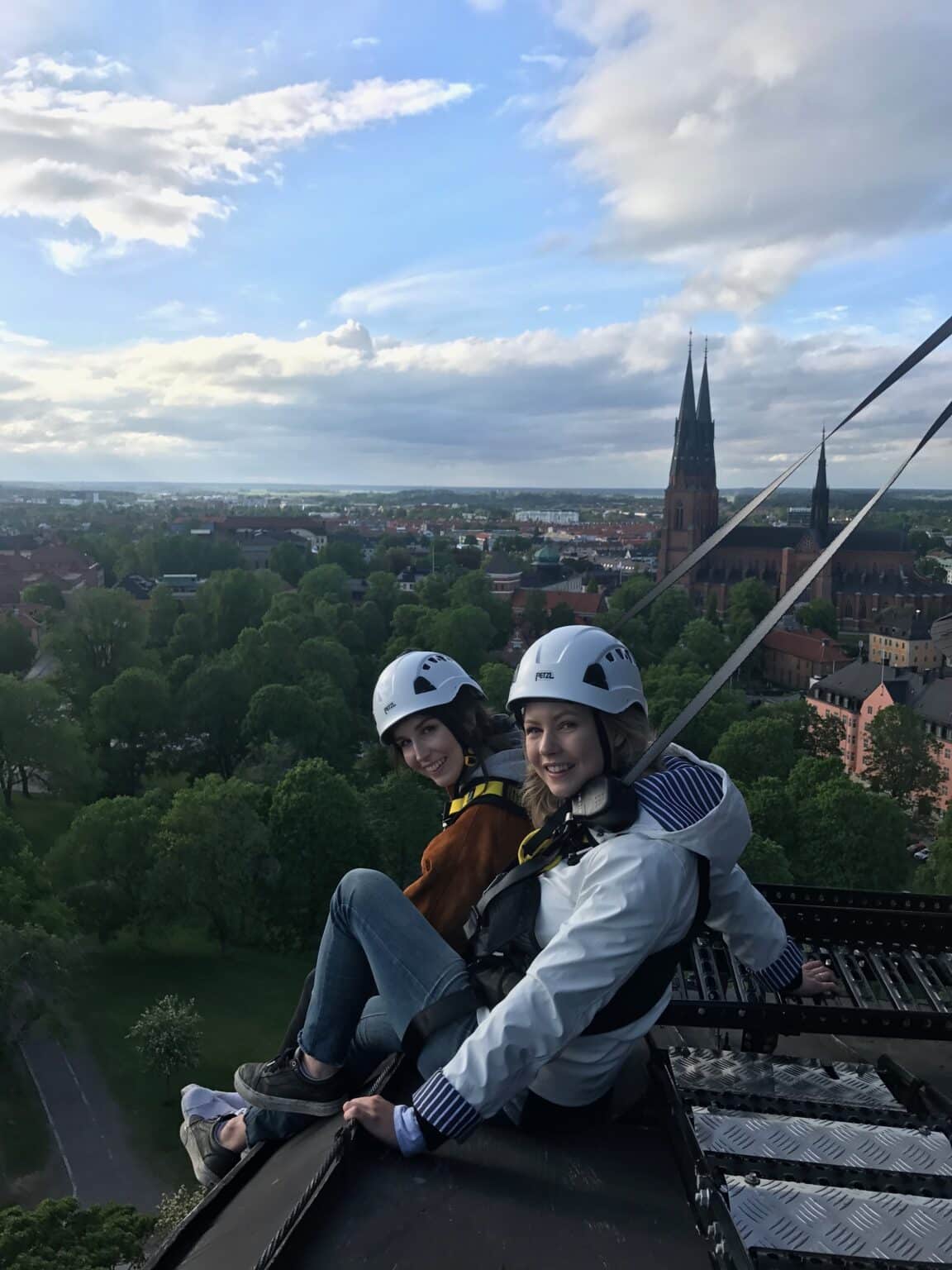Gäster på takvandring med utsikt över Uppsala domkyrka